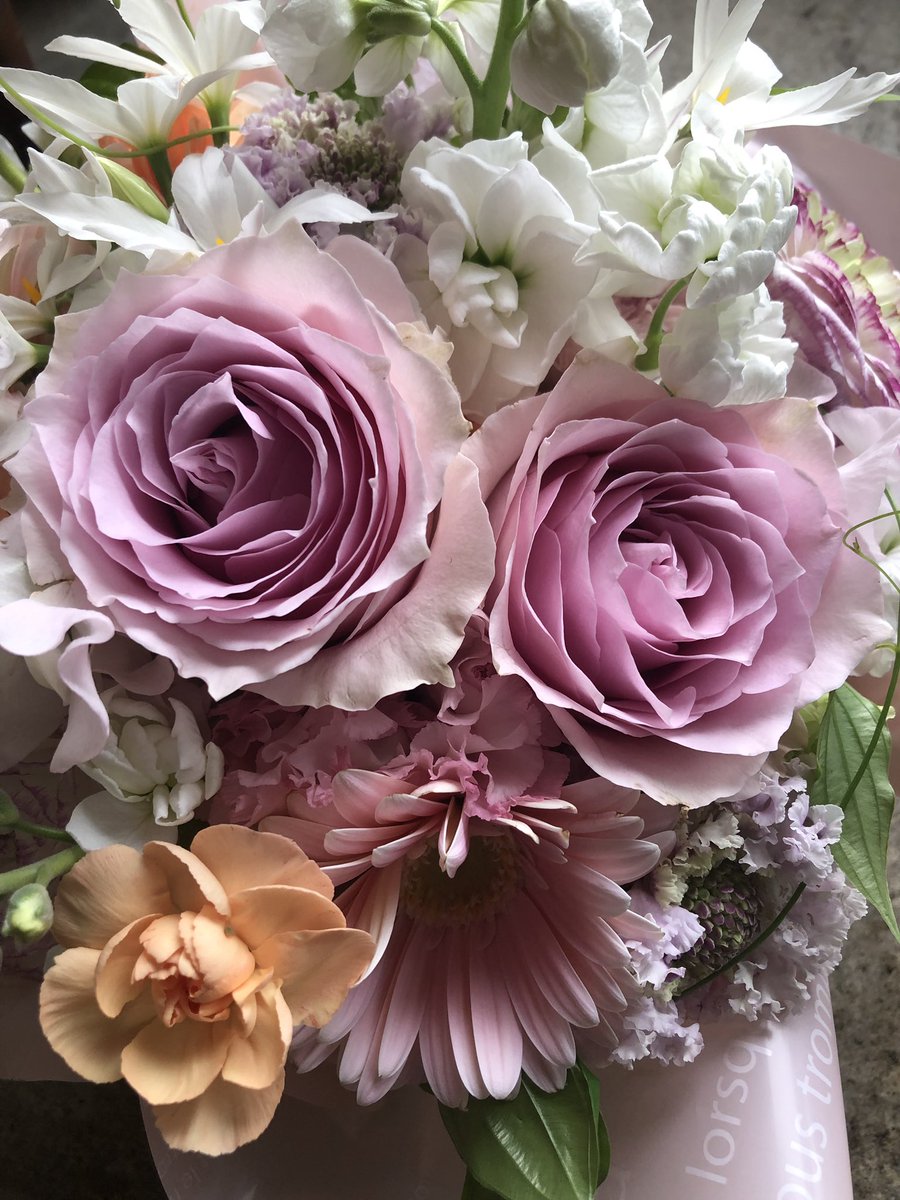 Flower 薔薇 リメンブランス 大人ピンク色の薔薇 白とピンクを基調でオレンジ色をアクセントに ３色以上のリクエストがあるときは 花の種類はもちろんだけど 彩度と分量のチョイスで仕上がりが変わるので意外と難しいのです