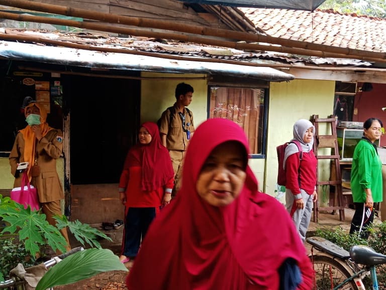 KotaJaksel's tweet photo. Warga bersama dengan jajaran Kel Grogol Utara, Kec Kebayoran Lama melakukan keg Grebek PSN di RW 09, Selasa (19/2/2019). Keg tsb dilakukan dlm rangka memerangi DBD. 

Ayo jaga wilayah kita, jangan biarkan nyamuk bersarang dan berkembang biak. 

@marullahmatali #Jaksel #stopDBD https://t.co/ws25mwxGhf