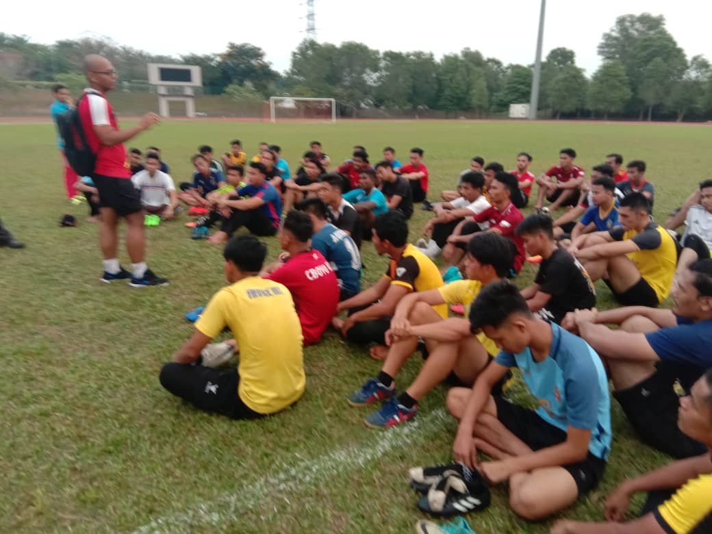 MyUTeM's tweet photo. Jom Staf & Siswa UTeM, Kami mahukan anda yang ingin menyarung jersi UTeM FC. Ayuh, jangan lupa janji kita bagi sesi pemilihan pemain bagi pasukan UTeM FC bagi saingan Liga 2019..
Hadirkan diri anda pada 18-20 Februari 2019 di Stadium UTeM bermula jam 4.00 petang -7.00 petang! https://t.co/sbjnNlMhjZ