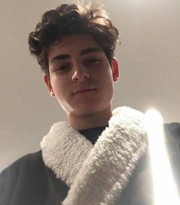 Happy birthday to my fav batman david mazouz 