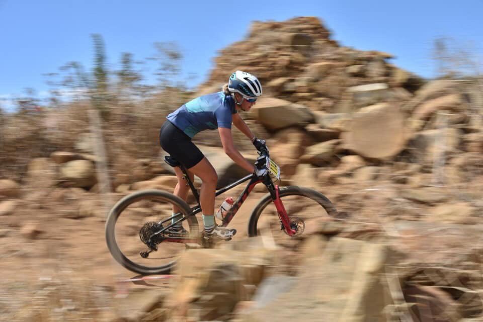11janice_07's tweet photo. Fun is fast - &amp; - fast is fun. 💃
#scott2luvit #noshortcuts #fastisfun #thisbikeisonfire #quarq #cadencenutrition #capecyclesystems #livingmybestlife 📸: @GUSTAVKLOTZ https://t.co/VmrdLEAFDe