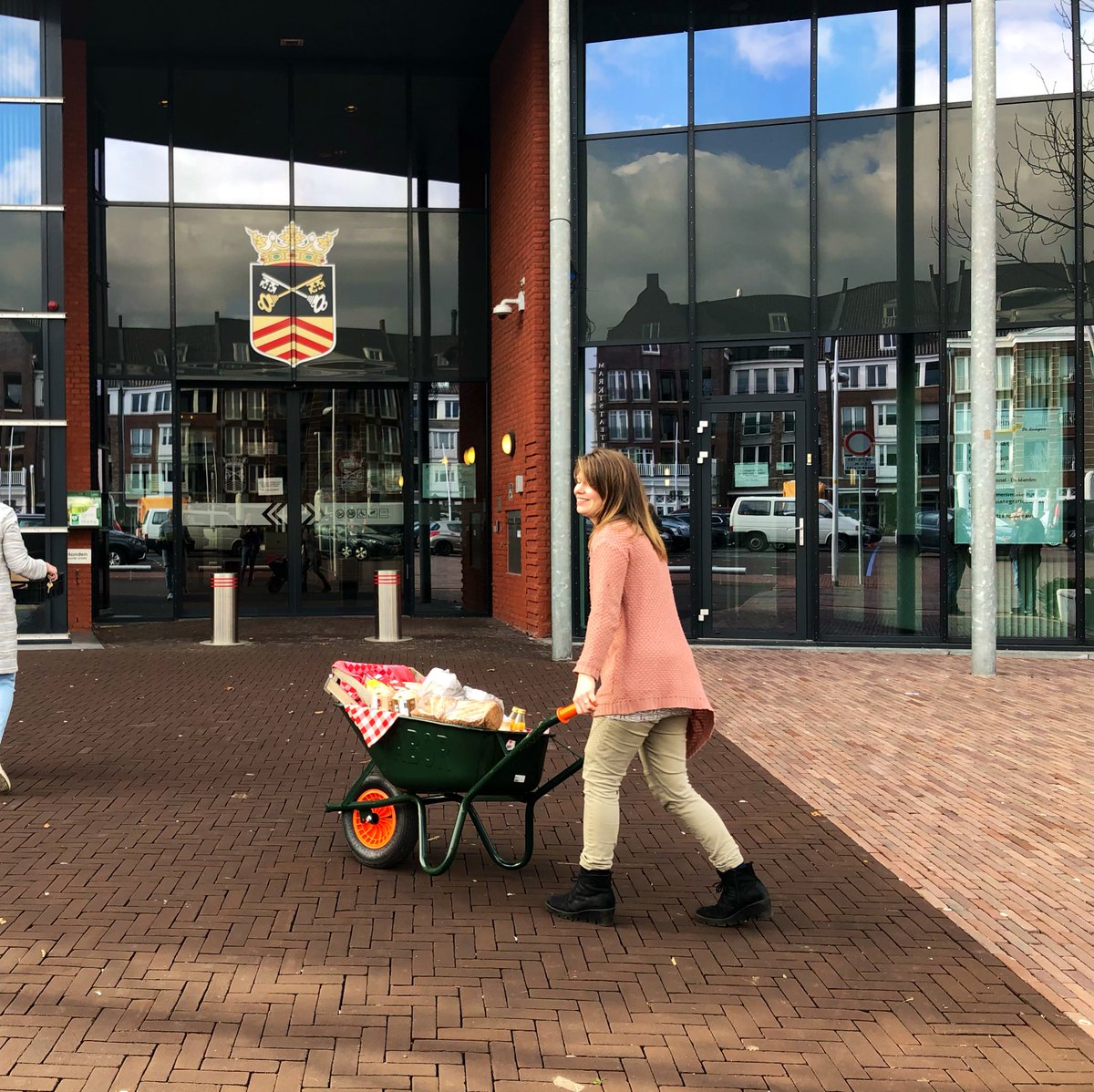 Vandaag zijn de jonge agrarische ondernemers <a href="/gemeente_Bladel/">gemeente Bladel</a> met streekproducten lunch en rapport ‘Belang van de agrarische sector voor de #kempengemeenten’ #zlto #jongzlto