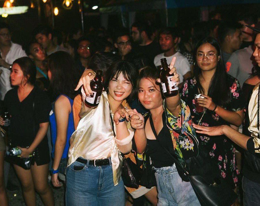 Tapos na ang 14th at wala ng couples sa favorite hangout spot natin. Tara, mag-singles night naman tayo dahil miss na kita. #Musta