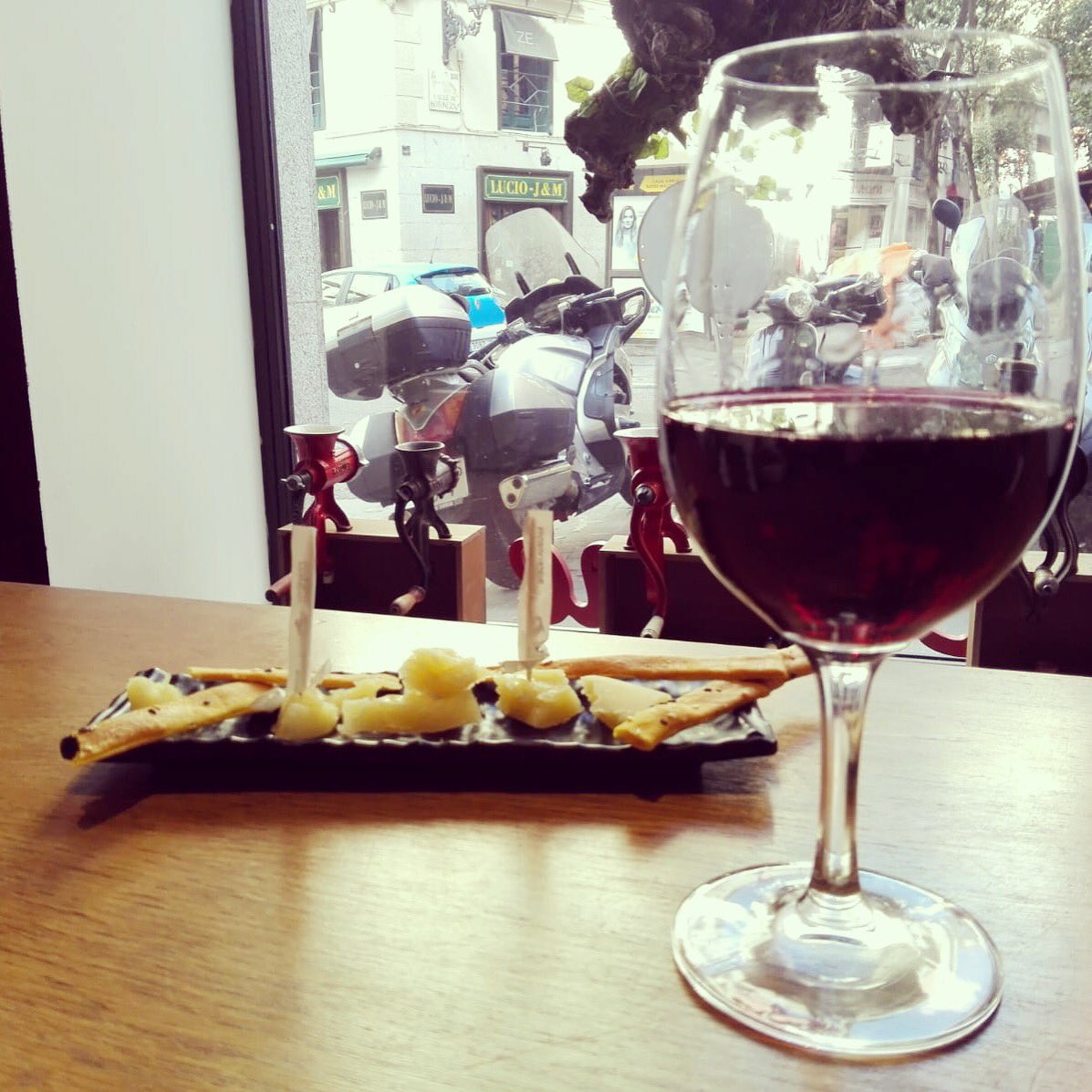 metro_bistro's tweet photo. Es hora del aperitivo...Con una buena copa de vino y nosotr@s que te estamos esperando!!! 
#aperitivo #copadevino #plazamayor #comida #martes #tentenpie #menu #metrobistro https://t.co/Gae4yNOcTe