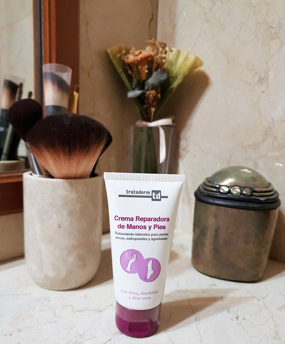 trataderm's tweet photo. Que no falte en tu tocador nuestro Tratamiento hidratante y reparador de manos y pies #Trataderm. Crema Reparadora Manos y Pies.  #Dermocosmética #elleza #Manos #ManosYPies https://t.co/lqGLJOsQw9