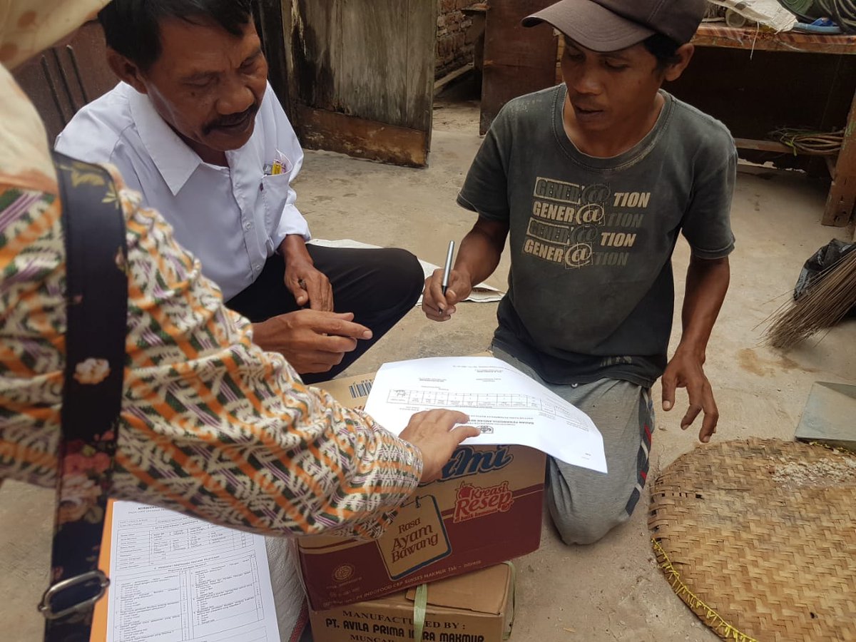 pekanbarutrend's tweet photo. RT @BpbdPemalang: Penyerahan bantuan kepada warga terdampak bencana hujan angin rt 01/01 Desa Kalitorong kec. Randudongkal an. Solikhin  @pakjunaedi @ganjarpranowo @BudhiRahardjo7 @puspindes @bpbdjateng @kabarpemalangID https://t.co/uR5YuPwqoI