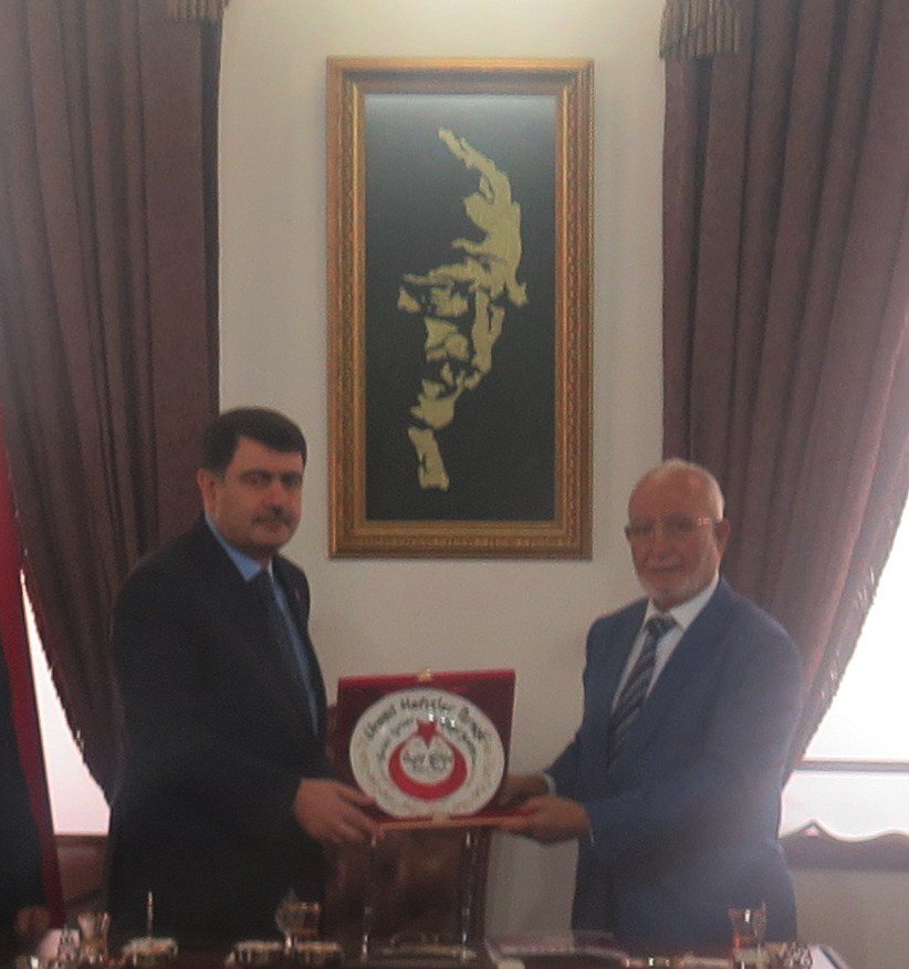 ehadgm's tweet photo. Yönetim Kurulumuz #DünyaHafızlarHaftası münasebetiyle @AnkaraValiligi ne ziyarette bulundu. Valimiz @vasipsahin ülkemizde #Hafızları temsil eden en büyük STK olan #Ehad i önceki görev yerlerinde de takdirle takip ettiğini ifade etti. 
@dr_ayhanozkan @aliozdemirgsb @EhadAnkara https://t.co/keg7v3Yl5M