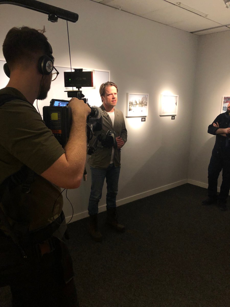 Jens Assur håller ett grymt tal  på invigningen av #SJ projekt Min Nya Väns fotoutställning på Centralen. Nyanlända och etablerade svenskar med fotointresse har tolkat svenska vintern under guidning av Jens Assur. Se projketet på Nyhetsmorgon idag tisdag. #HåkansonUnited