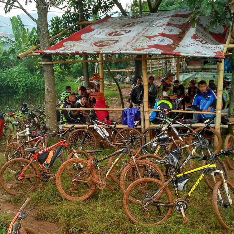offcial_gbb's tweet photo. Waktu pas jsdp kena hujan dan ban jadi donut
Hayoh tebak sepeda mimin yang mana
Masih du kilas balik 16-19
#infogbb
#gowesbarayabandung
#akugbb
#cycling https://t.co/uS2exNhW7o