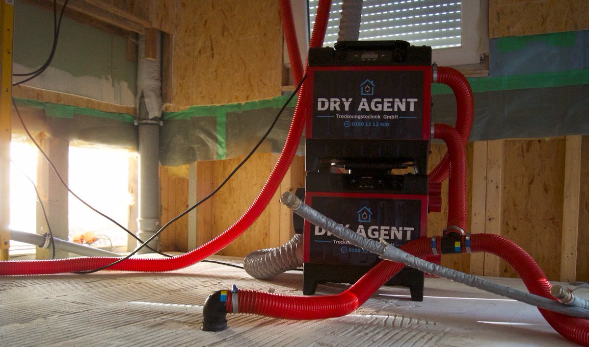 DryAgentGmbH's tweet photo. Guten Morgen!
 Unsere Geräte sind fleißig am trocknen und das Wasser im Estrichboden hat keine Chance 💪. Wir sind bei Wasserschaden in #Berlin und #Brandenburg für Sie da!Im Notfall 24h / 7 d erreichbar.  #wasserschaden #Trocknungstechnik #wasserschadesanierung https://t.co/gUXEYjKbdT