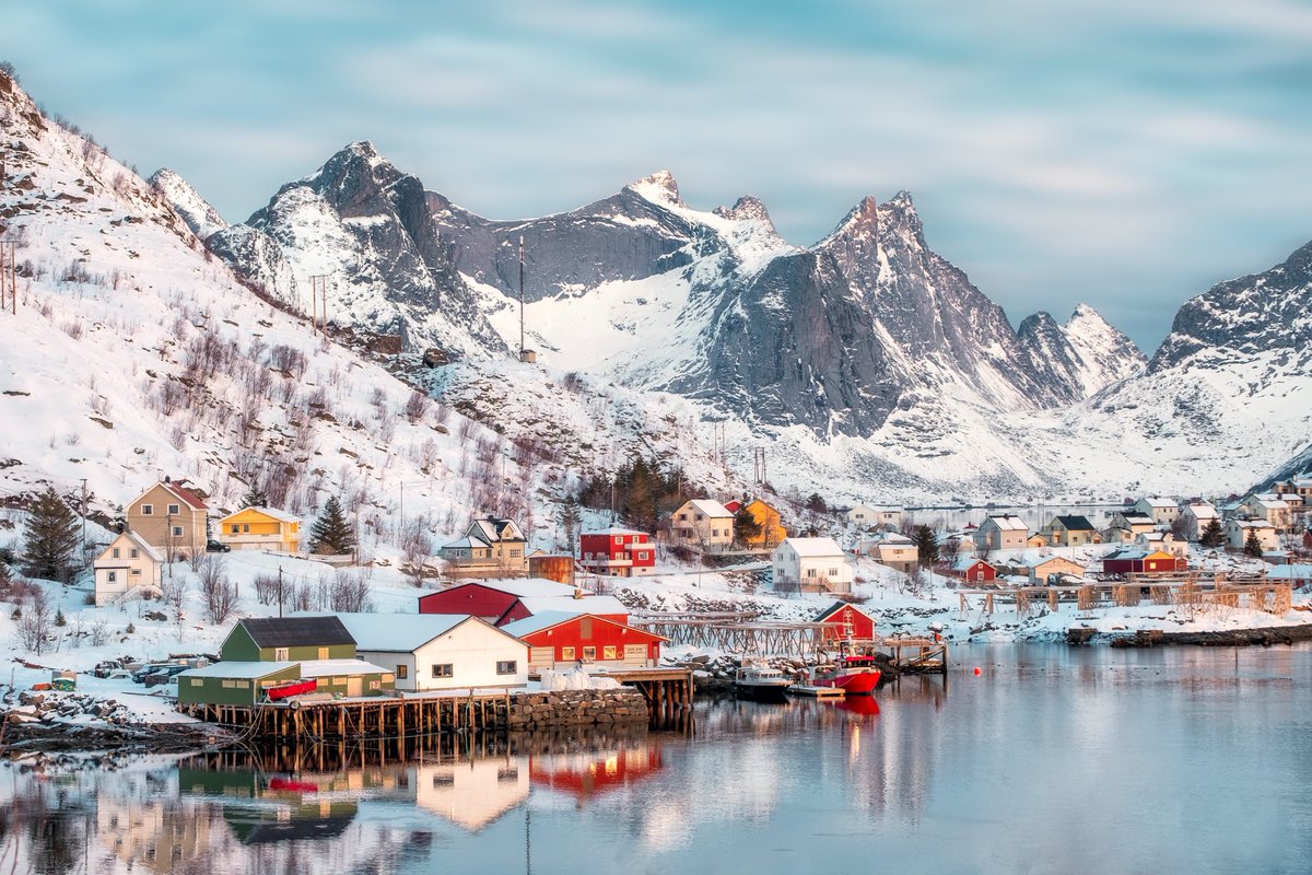 公式 旅らびcom 世界の絶景まとめ در توییتر レーヌ の風景 ノルウェー ノルウェーのロフォーテン諸島にある美しい村 雪化粧をされた山に囲まれたカラフルなコテージの見える風景は圧巻 旅らび Tabirabbi Travel Trip 海外旅行