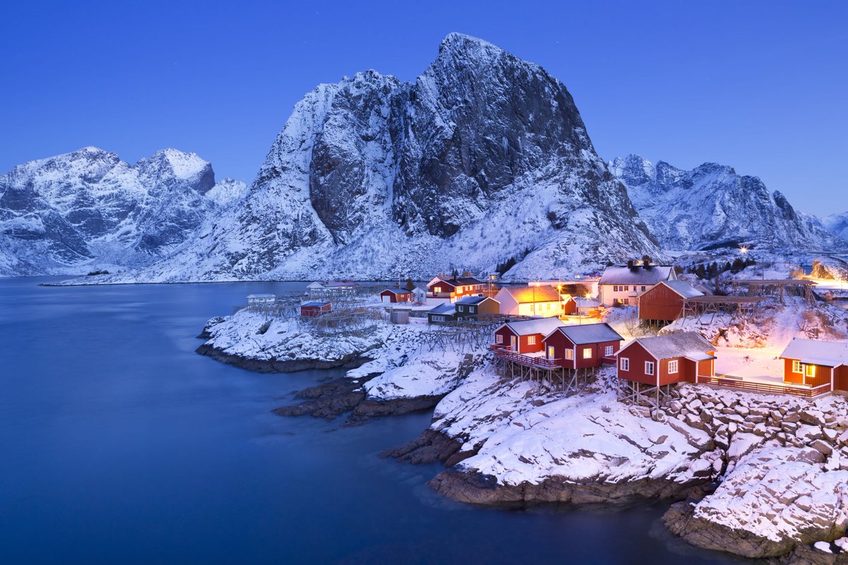 公式 旅らびcom 世界の絶景まとめ レーヌ の風景 ノルウェー ノルウェーのロフォーテン諸島にある美しい村 雪化粧をされた山に囲まれたカラフルなコテージの見える風景は圧巻 旅らび Tabirabbi Travel Trip 海外旅行