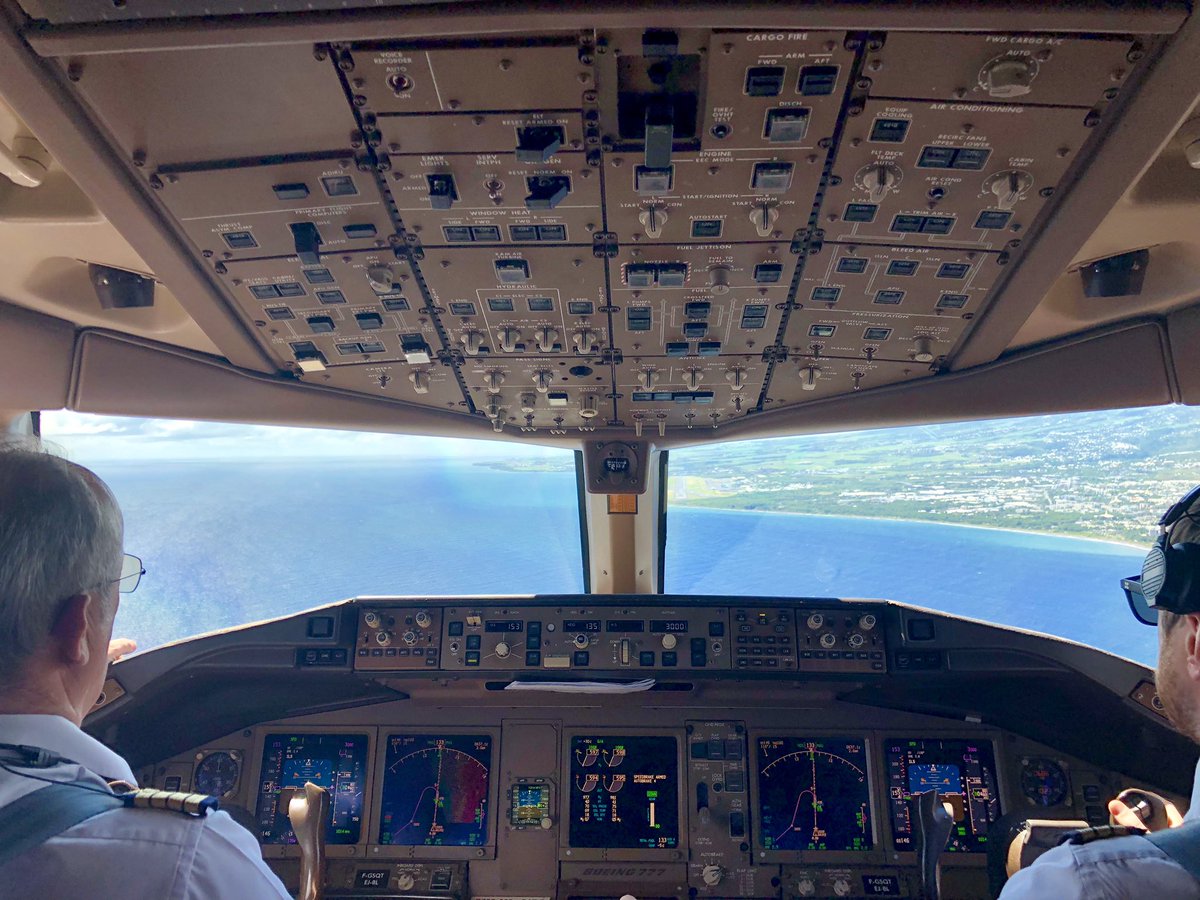 pascalrs's tweet photo. Approaching runway 14 at St Denis, La Reunion Island (RUN), yesterday morning. The “Piton de la Fournaise” volcano, one of the most active in the world, situated on the east side of the island, has just erupted, after a few months of inactivity. #AF642 https://t.co/hhYTMMJbV5