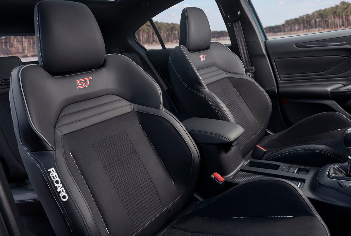 automocio2000's tweet photo. La espera ha terminado. Presentamos el Nuevo #FocusST. 
·
·
·
·
·
#Ford #Barcelona #Focus #ST #Nuevo #New https://t.co/T5TtI57K0E