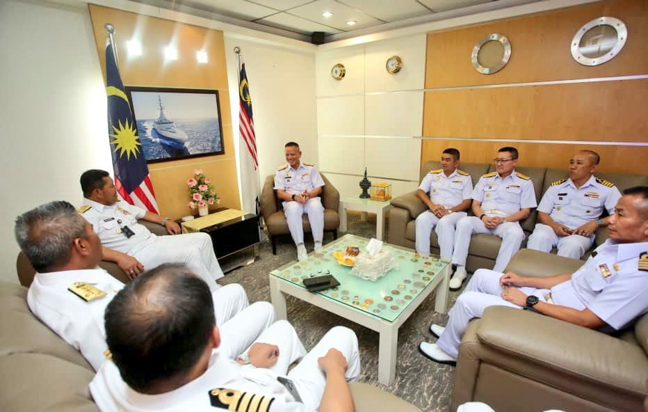 tldm_rasmi's tweet photo. Welcome to RMN Headquarters...
Deputy Chief VAdm Datuk @khairul25480509 received a @royalthainavy delegation led by VAdm Chutintorn Thadtanone, RTN's Second Naval Area Commander.
#NavyUpdate
#DefenceDiplomacy
#ASEANBrotherhood https://t.co/qJ8SVsEpfo