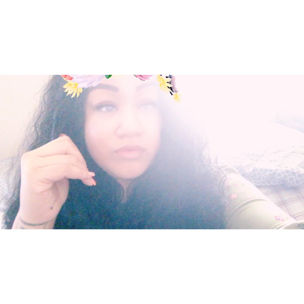 sosaysayz's tweet photo. Flower filter cause I needa pluck my frontal part lmfao😂😂😂🙄🙄 #DontJudgeMe #ImBarelyLearningOffYouTube #GiveMeSomeTime😂😂😒🙄 https://t.co/lVLqVAD8c3