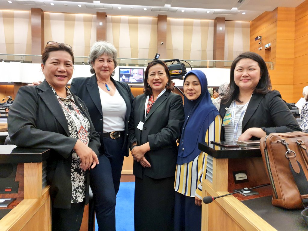 VickiTreadell's tweet photo. With the #Borneo block!
The amazing Lasimbang sisters @jenlasimbang (Asst.Min. #Education) & Jannie @tuo777 (Asst. Min. #law, & #nativeaffairs) Norazlinah Arif (Sabah Asst.Min. #health & #Wellbeing) and Yong Li Na (PurpleLily, Sarawak).
#CP4D
#womenempowerment https://t.co/WaB7bJWXT9