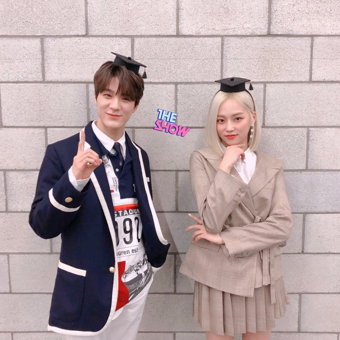 theshow_offcl's tweet photo. 젠옌쇼가 졸업과 입학을 축하드립니다!👩🏻‍🎓👨🏻‍🎓👏🏻 여러분들의 새로운 시작을 응원하며! 더쇼~ 플레이💕  #더쇼 #젠쇼 #옌쇼 #2MC @NCTsmtown @NCTsmtown_DREAM @CUBECLC https://t.co/564pABKT2T