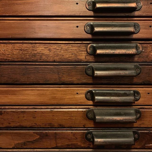 mostlyflat's tweet photo. My typecases do not look like this! Envious. Another shot from last night at Ericius Press.
.
.
.
#workshopenvy #typecabinet #typecases #nicehandles #beautifulpatina #letterpress https://t.co/wMXE15fSPl https://t.co/f1lY54545K
