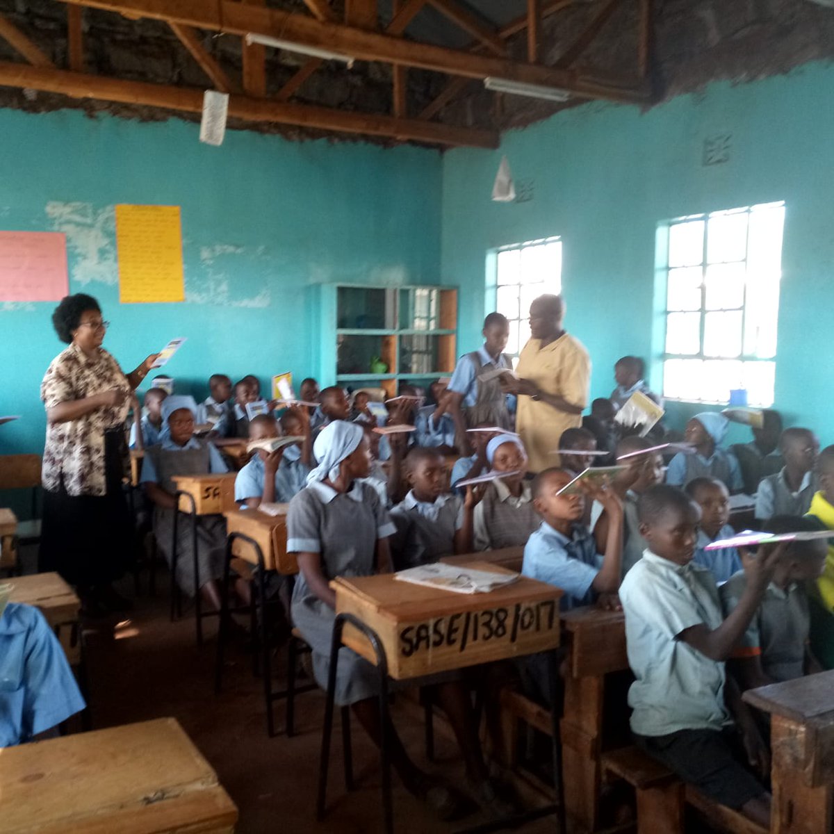 FirstLadyNakuru's tweet photo. Menstrual hygiene/mentorship programme at Sarina Haji primary in Suzuki's Subcounty .The Pupils were also taken through the reading for life initiative which seeks to inculcate a reading culture on our pupils @NakuruCountyGov @GovLeeKinyanjui @KenyaRedCross https://t.co/Uo7vH9TdfL