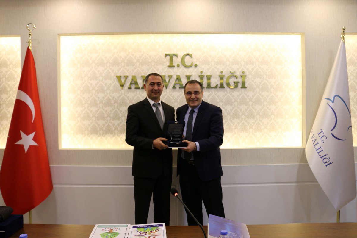 Vali Yardımcısı Faruk Bülent BAYGÜVEN @fbbayguven tarafından Genç Ağaçlar Kök Salıyor Projesi'nde emeği geçen il-ilçe müdürlerimiz ve proje ekibine plaket ve teşekkür belgesi takdimi yapıldı. <a href="/bulentveziroglu/">Bülent VEZİROĞLU</a> <a href="/nevzatvan/">NEVZAT İNANC</a> <a href="/sunullahizani/">sunullahizani</a>