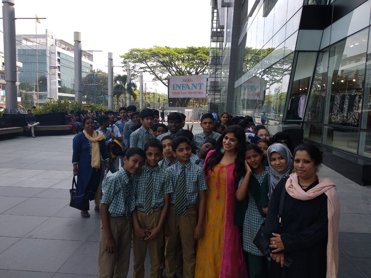 #FanPower
#KanganaRanautFans arrange a special screening of #ManikarnikaTheQueenOfJhansi for school children & under privileged kids.
Very inspiring to see the fans making the Queen's dream of every child to know about #Manikarnika true, one step at a time 
@ Bangalore