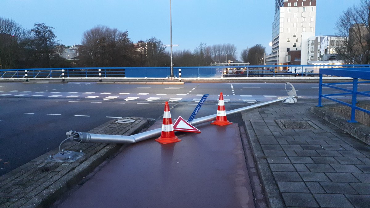 Lantaarnpaal over het hoofd gezien?
Heeft u gezien wie deze lichtmast vanmorgen omver heeft gereden of heeft u informatie ☎️14079 of ☎️0908844
Betreft de locatie Engelandlaan thv Bovenlangs. <a href="/gemZoetermeer/">Gemeente Zoetermeer</a>
<a href="/THHZoetermeer/">Handhaving Zoetermeer</a> <a href="/groen/">Frans Groen</a>