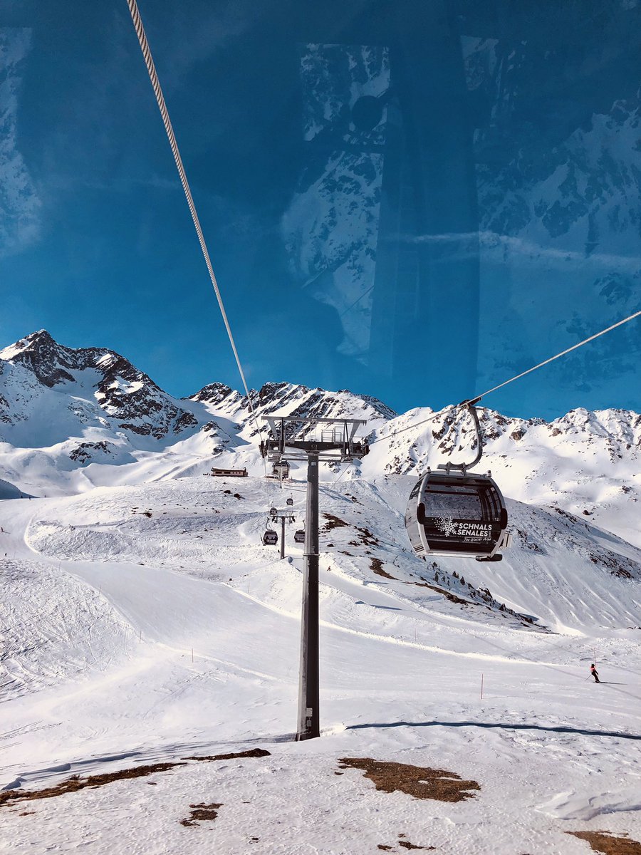 DAY 2️⃣ in #ValSenales ⛷
Io e le mie amiche abbiamo dedicato la giornata prima ad un bel pranzetto panoramico al Rifugio Baita Lazaun👀😋
E poi dopo aver noleggiato tutta l’attrezzatura adeguata, ad un bel giro sulla pista da fondo🗻
Aria pulita e tanta neve che spettacolo 😍