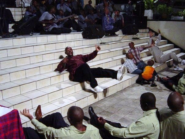 2/Ladite religion est basée en Corée du sud,ds chaque pays où elle a déjà eu des partisans,il y a son prophète,elle a même 1 livre ds lequel <a href="/pnkurunziza/">Pierre Nkurunziza</a> est mentionné coe prophète,c'est ce qu'on nous a lis le jr des prières du parti <a href="/CnddFdd/">CNDD-FDD</a> à <a href="/Gitega/">Province Gitega</a>,c'était pas la sainte bible
