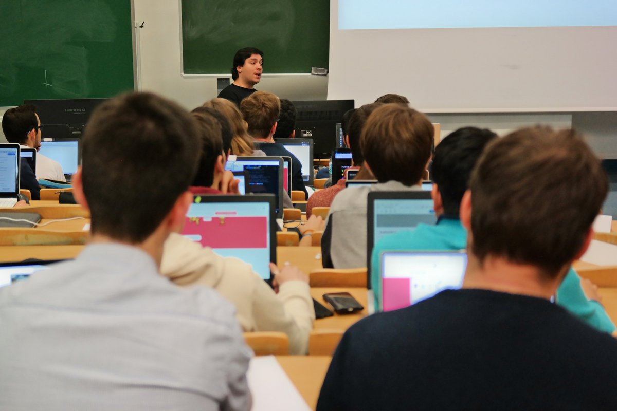 🎉 El viernes pasado tuvimos Hakathon en la UAM.
60 estudiantes tuvieron que programar distintas IAs para combatir en batallas de robots.

Se repartieron muchos premios, pero uno de los más especiales fueron 10 becas para nuestros cursos de JS  👇
redradix.com/training/