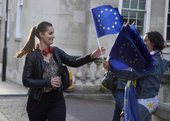 A 18 anni in Italia si può essere eletti sindaco, sposarsi, guidare, ma non diventare deputati. Nemmeno alle prossime #europee, in cui tutti gli altri paesi ammettono un’età sotto i 25 anni. E poi ci stupiamo se la nostra politica trascura i #giovani lavoce.info/archives/57642…