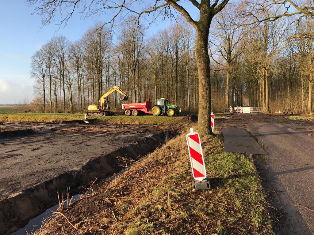 Bodemsanering Veelerveen. Het betreft een zogenaamde “herschik” sanering, waarbij de verontreinigde bovengrond uit de aangrenzende percelen wordt ontgraven, in depot gezet en vervolgens afgedekt met een laag industriegrond. Dit alles onder milieukundige begeleiding van RHDHV.
