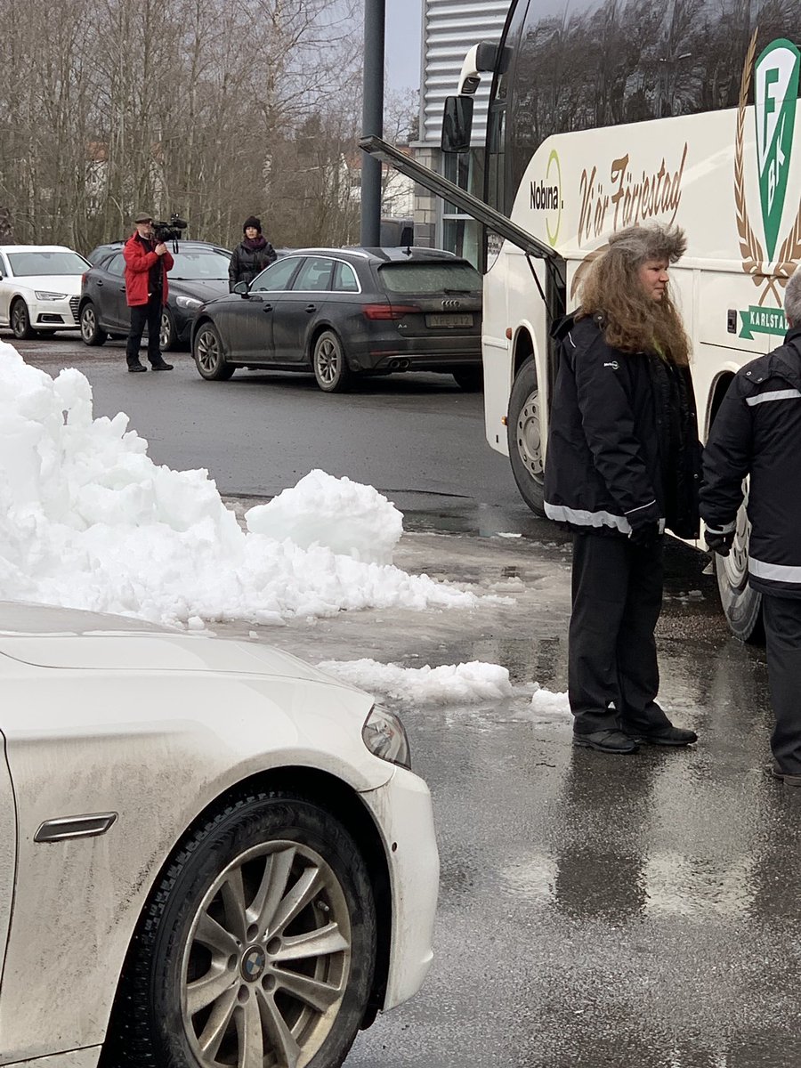 HRehnberg's tweet photo. Äntligen dags för play off till SDHL och avresa mot Skellefteå för första mötet bäst av 3. 
Kul att @svtvarmland @VFSPORTEN är här och vinkar av oss innan avfärd @FBK_Dam https://t.co/2aTE87Ib4V