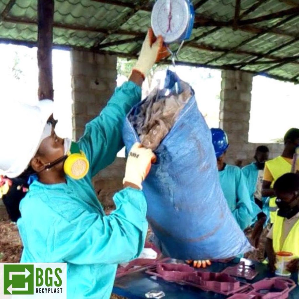 conakryenviron's tweet photo. BGS Recyplast collecte et transforme les déchets plastiques en pavés à #Conakry ♻️🇬🇳 #environnement #conakryenviron #recyclage #dechetsplastiques #bgsrecyplast #Guinee https://t.co/JyBt2MeA9N