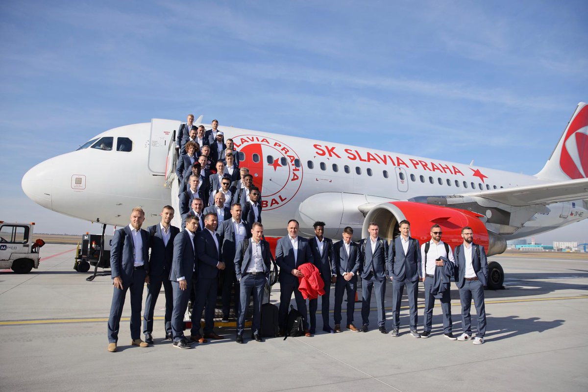 slaviaofficial's tweet photo. Slavia odletěla k odvetě zápasu Evropské ligy proti @KRCGenkofficial speciálním slávistickým letadlem! 
💬 Jak vidí šanci na postup asistent trenéra Zdeněk Houštecký?
💬 Jaká taktika by podle Josefa Hušbauera mohla platit na soupeře?
https://t.co/9Way26MhMD https://t.co/WbNFmpoP0b