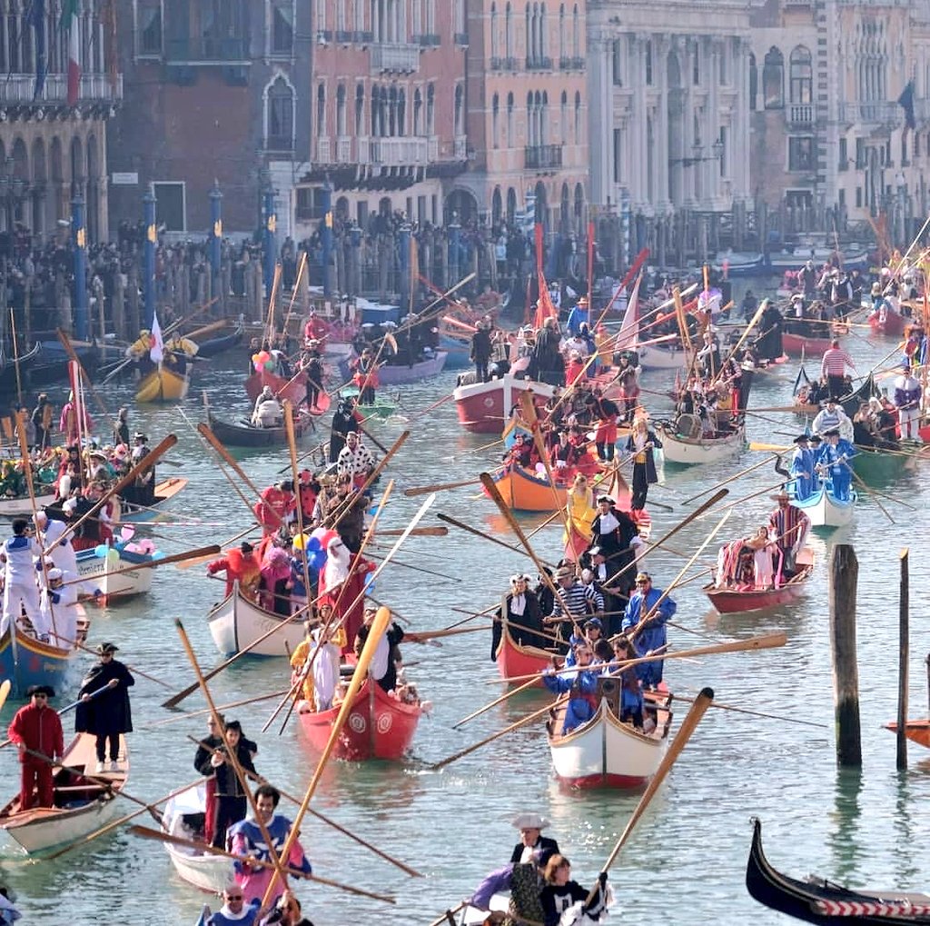 Domenica scorsa si è tenuta la grande apertura del #CarnevaleDiVenezia con il corteo mascherato sul #CanalGrande. Chi ha assistito agli spettacolari events della giornata? 😍😍
Photo credits: Manuel Silvestri
#Venice #Venezia #Carnevale #CarnevaleVenezia2019 #italy