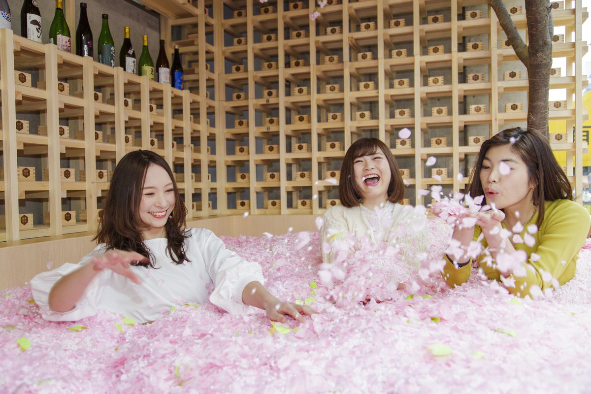 Dal 23 al 31 marzo, per festeggiare l’arrivo della primavera, aprirà a Tōkyō il “Sakura Chill Bar”! Il locale permetterà alla clientela di gustare le proprie specialità in una location suggestiva con finti alberi e una vasca piena di petali di Sakura.
bit.ly/2XaJgsw
