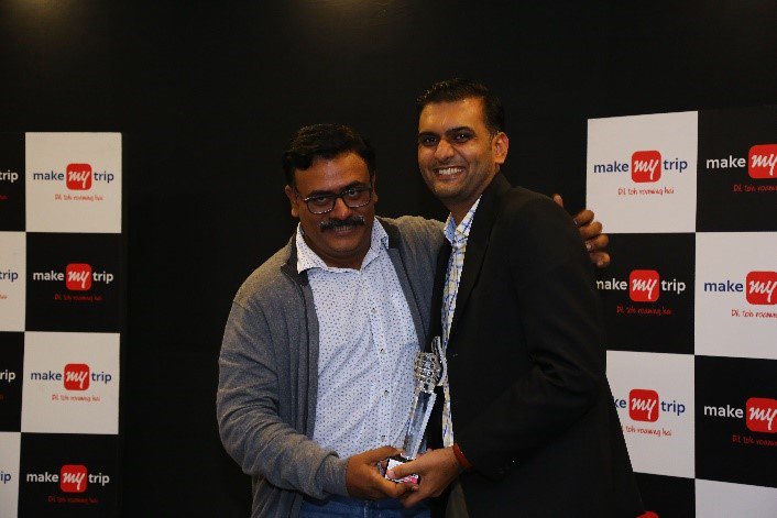 (2/2) Reward &amp; Recognition ceremony for Technology and User Experience Team
Gaurav Gupta, Standup comedian adds some fun and laughter to the rewards followed by a crazy beer bash !!
#TechCultureAtMMT #makemytrip #rewardsandrecognition  #gauravgupta #standupcomedy