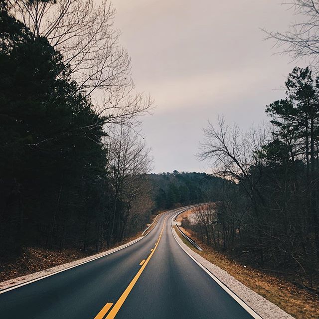 ChrisAtOnce's tweet photo. I’ll take roads like this just about any morning, any day. Maybe even take a offshoot path. .
.
.
#travelarkansas #roadtrip #windingroads #wonderfularkansas #explorearkansas #overland #productionlife #peacefuldrive #scenicroute https://t.co/ICACftPHqb https://t.co/Sx2FIYH5yx
