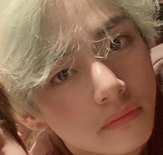 ㄴㅊ テテの髪の毛めっちゃチリチリやん傷んでるやん 私もブリーチ3回した毛先がチリチリなの同じだわ 髪の毛傷んでるのがお揃いっていう嬉しい感覚になる末期なう Bts 방탄소년단 Love Yourself 김태형 Speak Yourself Taehyung Armyさんと