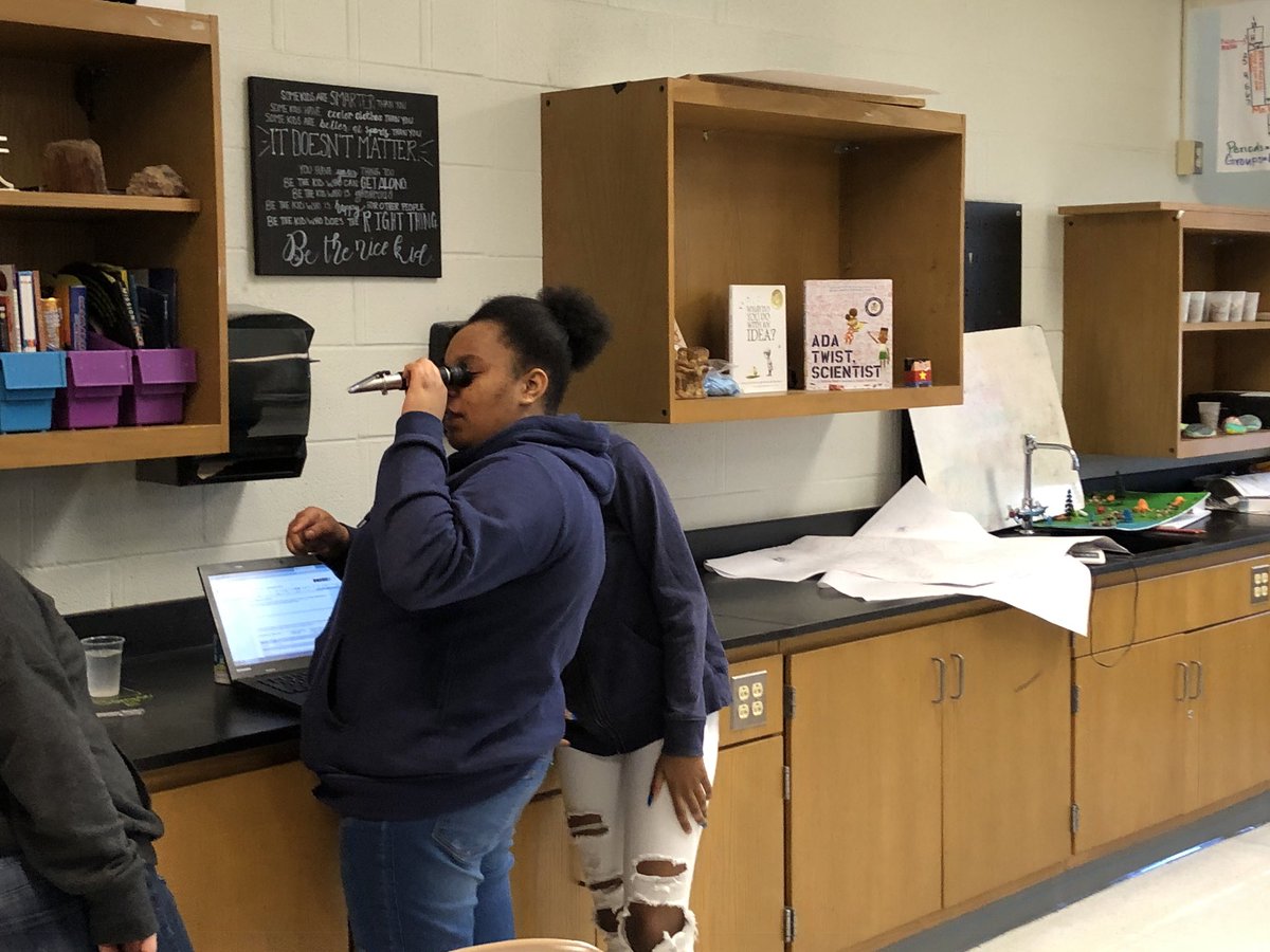 msargallscience's tweet photo. Using a refractometer to test salinity in water samples and infer where in an estuary they may have come from. #WeAreCarroll #TeamKidsFirst #dorealscience @CMMSCougars https://t.co/79QkNQ3ins