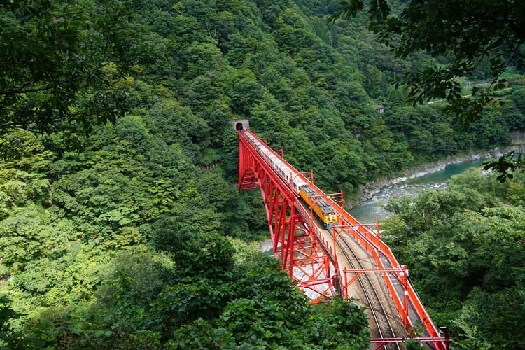 Il canyon di Kurobe, Toyama. Sulle montagne Hida, famoso per il panorama sul ponte rosso Shin Yamabiko e per l'osservatorio panoramico Sarutobi-kyo. #turismogiappone #viaggioGiappone