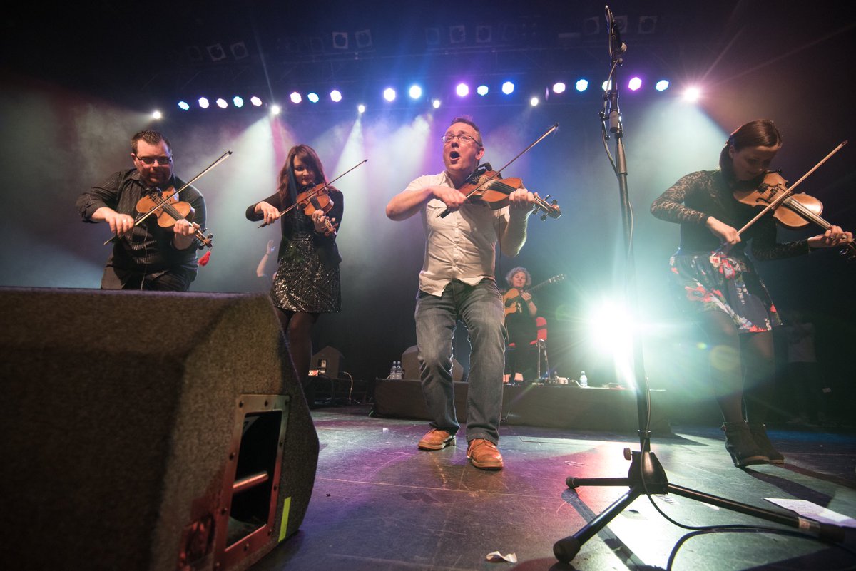 BlazinFiddles's tweet photo. ❄️ WINTER TOUR ❄️

In 2 days we’re off around the UK to see you all!
Here's the exact moment Bruce found out...

See us in:

Settle • Walthamstow • Teddington • King's Lynn • Colchester • Aberystwyth • Caernarfon • Selby • Kendal • Melrose

Tix: https://t.co/0XQKtGKa4x https://t.co/hSfOjgAws5