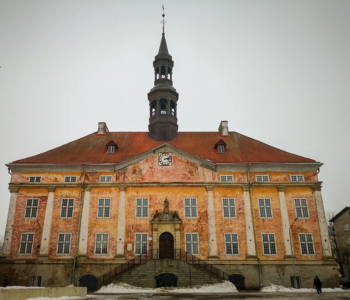 bignutbrown's tweet photo. #Narva, #Estonia is the end of the line as Russia is on the other side of the river. 2 great #fortresses face each other in a dramatic setting. Moody, brooding skies. Fabulous #borscht for lunch 😋 https://t.co/TejWwyQ5ZJ