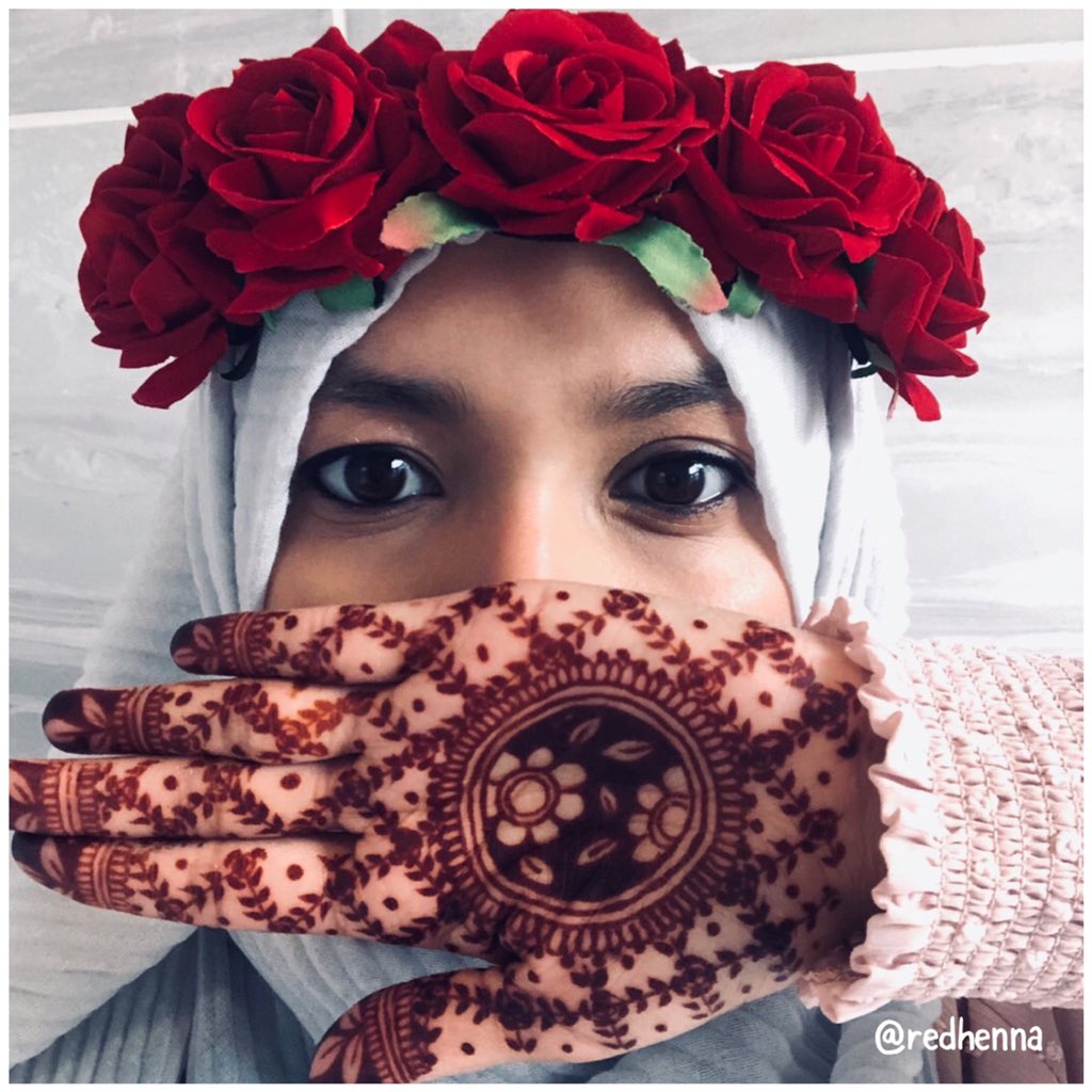 Happy days when you manage to get all three things you L♥️VE in one pic! RED! ROSES! & HENNA! 
#happy #vibes #motivation #love #red #roses #henna #hennabyme #natural #organic #joy #hennainspo #safe #art #vines #artist #london #chelsea #northlondon #red #redhenna #raziasultana