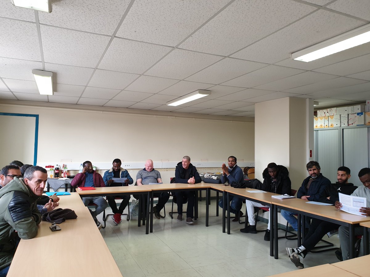 [En images] Remise des titres aux stagiaires de la promotion du titre professionnel "Installateur de réseaux câblés et de communication" le 12 février dernier au #Greta MTI 94 - lycée Gourdou Leseurre. 
Toutes nos Félicitations !!🎓👏
#FormPro #Formations
