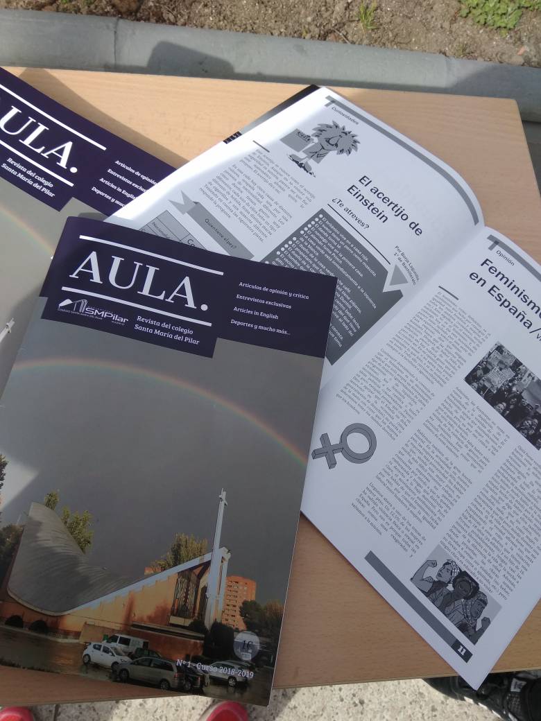 SMPilarmadrid's tweet photo. Ya está disponible nuestra revista aula. Creada por un grupo de intrépidos alumnos deseosos de escribir y contar sus experiencias en primera persona. Se puede comprar, por tan sólo 1 euro, en los recreos de #secundaria #revistaaula #intrepidos #informacion #vivencias #experiencia https://t.co/CXSc9F3FDR