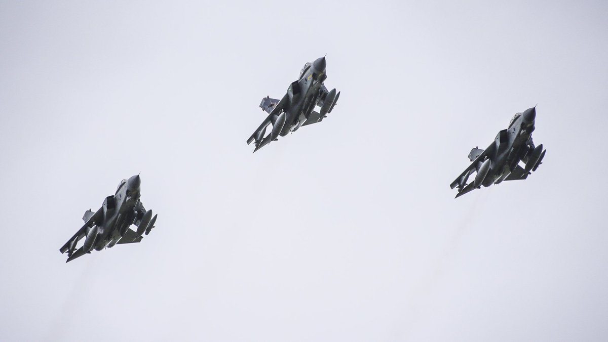 RAF_Cosford's tweet photo. Brilliant images from today’s flypast @RAF_Cosford by 3 Tornados from @RAFMarhamMedia. That’s the last time we’ll see @RoyalAirForce  Tornados over our airfield. #FarewellTornado #ThanksTonka #FINale https://t.co/n2tTZ5Qkth