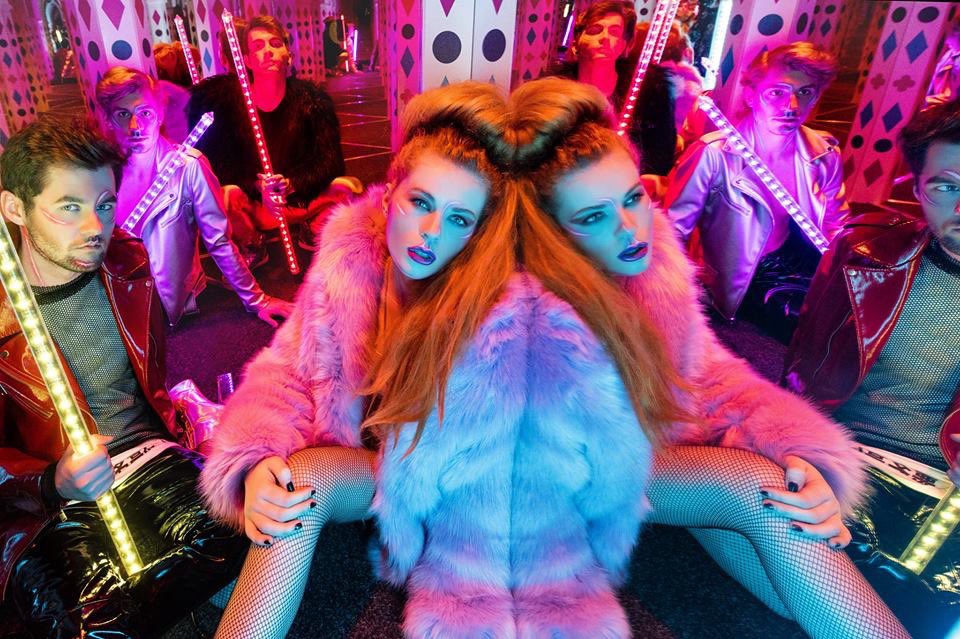 Palčivá otázka budící každého fanouška Mydy Rabycad ze sladkých snů je „Co je to Mydy Rabycad?" 🤔 Chceš to zjistit? Chceš se podívat Columbově ženě do očí, nahlédnout Fantomasovi pod jeho masku? 🔮

Doraž v pátek na koncert do ROXY Clubu v Třebíči! Více na TicketLIVE.