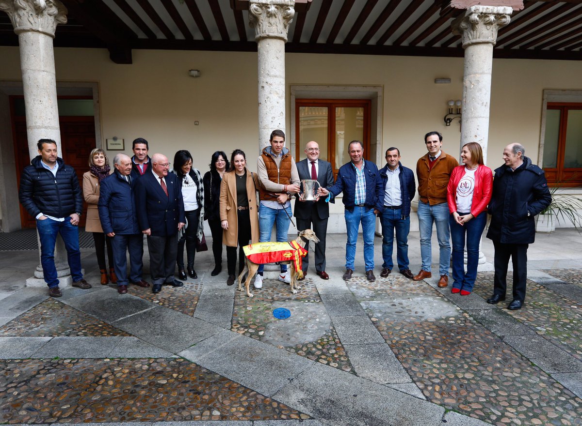 Dip_Va's tweet photo. Pte.@JesusJCarnero junto con l@s diputad@s @guzgoal,#InmaculadaToledano y #LuisMinguela y autoridades recibe a la ganadora del LXXXI #Campeonato de #España de #Galgos en campo @TierrasdeMedina https://t.co/XZAVf8sdd5